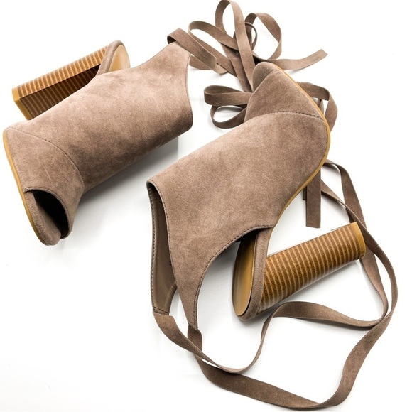 Bamboo Enlighten faux suede ankle boots / booties with wrap ties size 7.5 - Picture 2 of 10